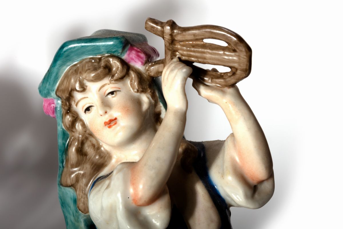 Statuine in porcellana policroma del XX secolo, quattro figurine