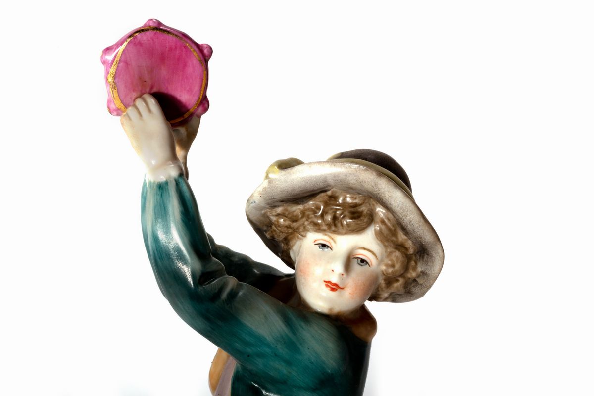 Statuine in porcellana policroma del XX secolo, quattro figurine