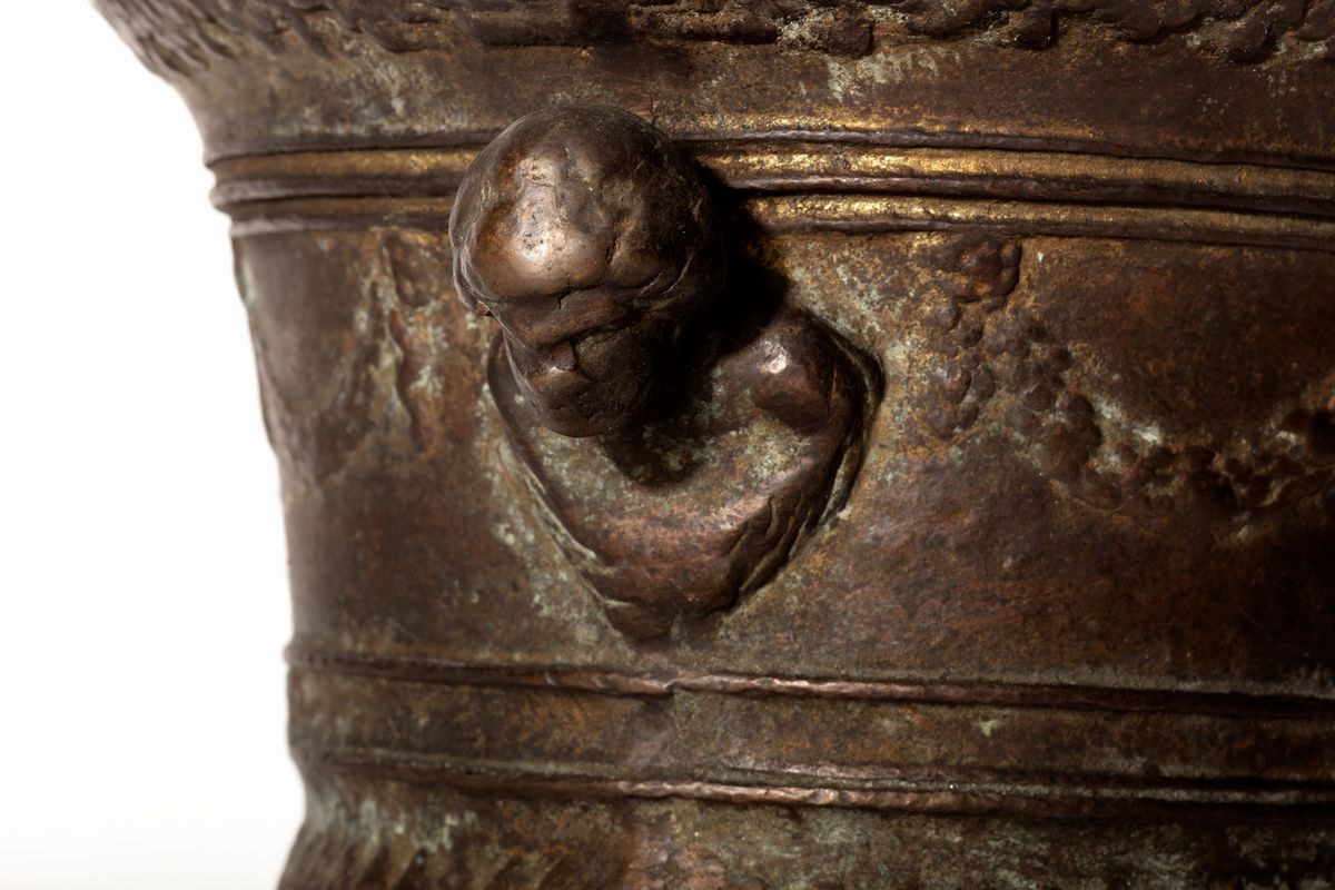 Mortaio in bronzo con pestello e manici a testine, secolo XIX