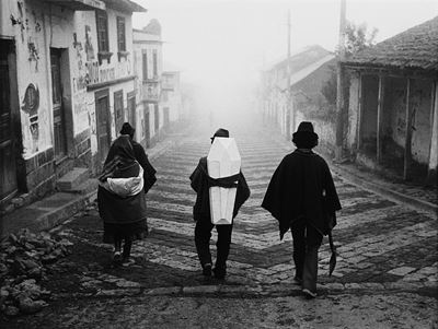 Cammino al camposanto, stampa vintage alla gelatina ai sali d'argento, 1988