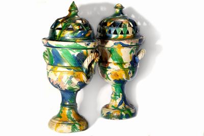 Vasi con coperchio traforato in terracotta invetriata policroma, Fine XIX - Inizio XX secolo