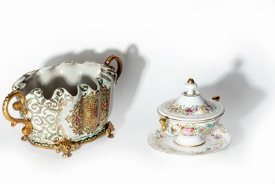 Centrotavola in ceramica con inserti in bronzo e zuppierina in porcellana con vassoio, secolo XX