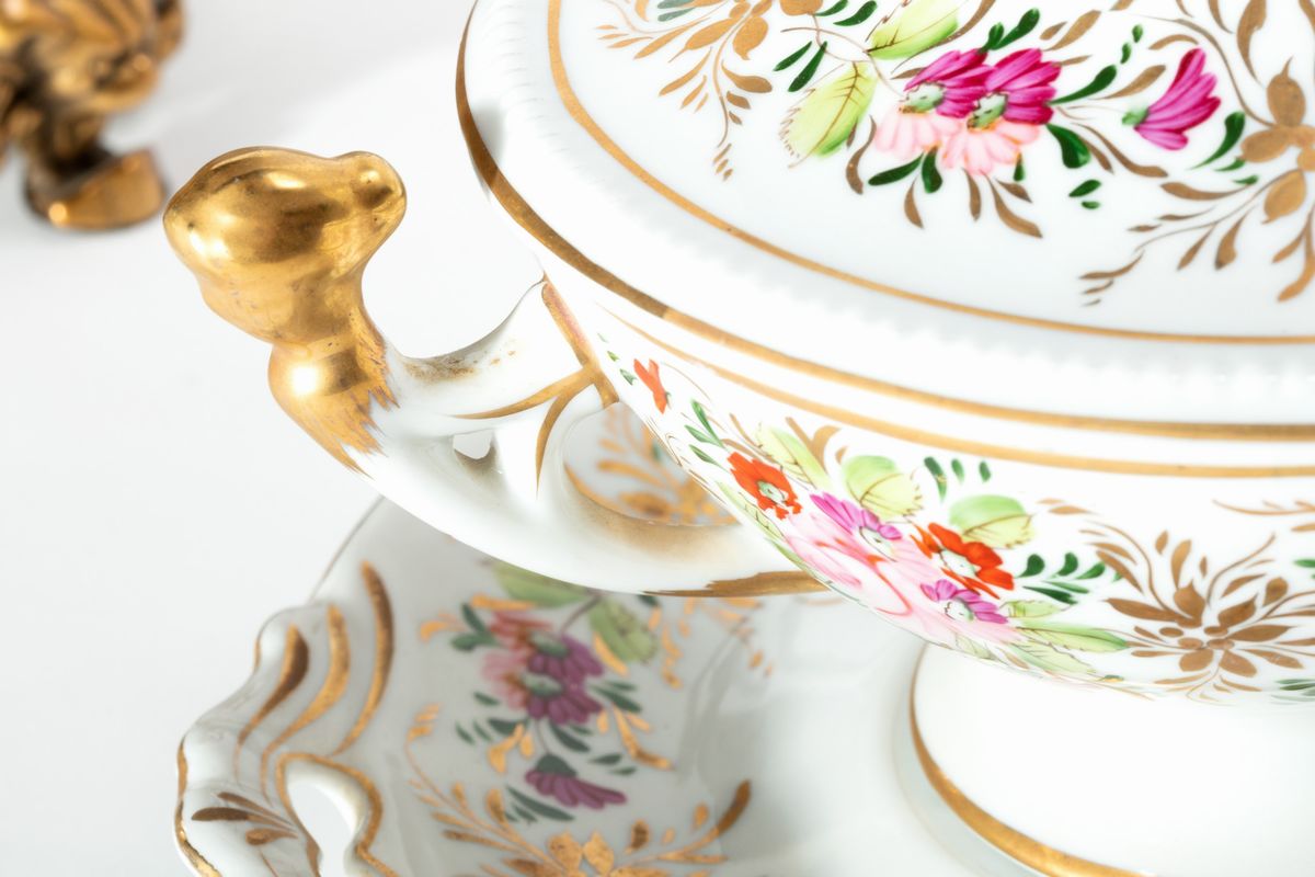 Centrotavola in ceramica con inserti in bronzo e zuppierina in porcellana con vassoio, secolo XX