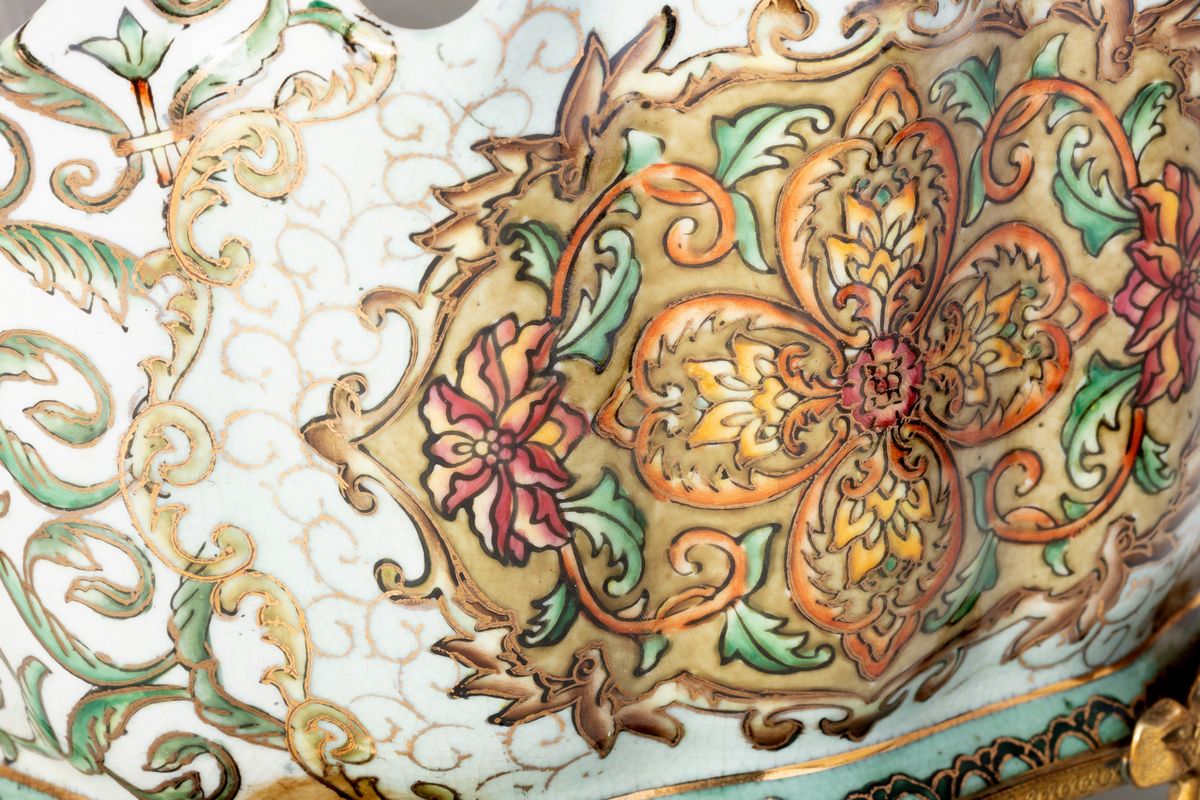 Centrotavola in ceramica con inserti in bronzo e zuppierina in porcellana con vassoio, secolo XX