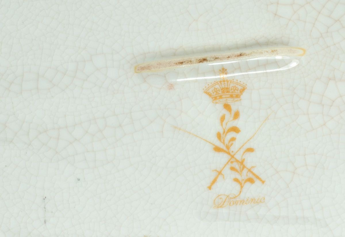 Centrotavola in ceramica con inserti in bronzo e zuppierina in porcellana con vassoio, secolo XX