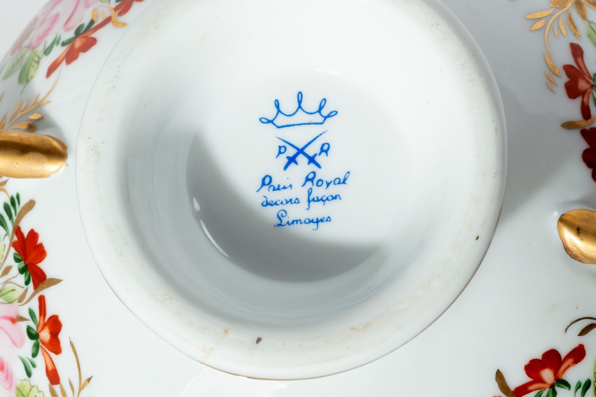 Centrotavola in ceramica con inserti in bronzo e zuppierina in porcellana con vassoio, secolo XX