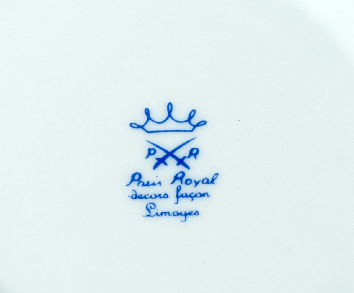 Centrotavola in ceramica con inserti in bronzo e zuppierina in porcellana con vassoio, secolo XX