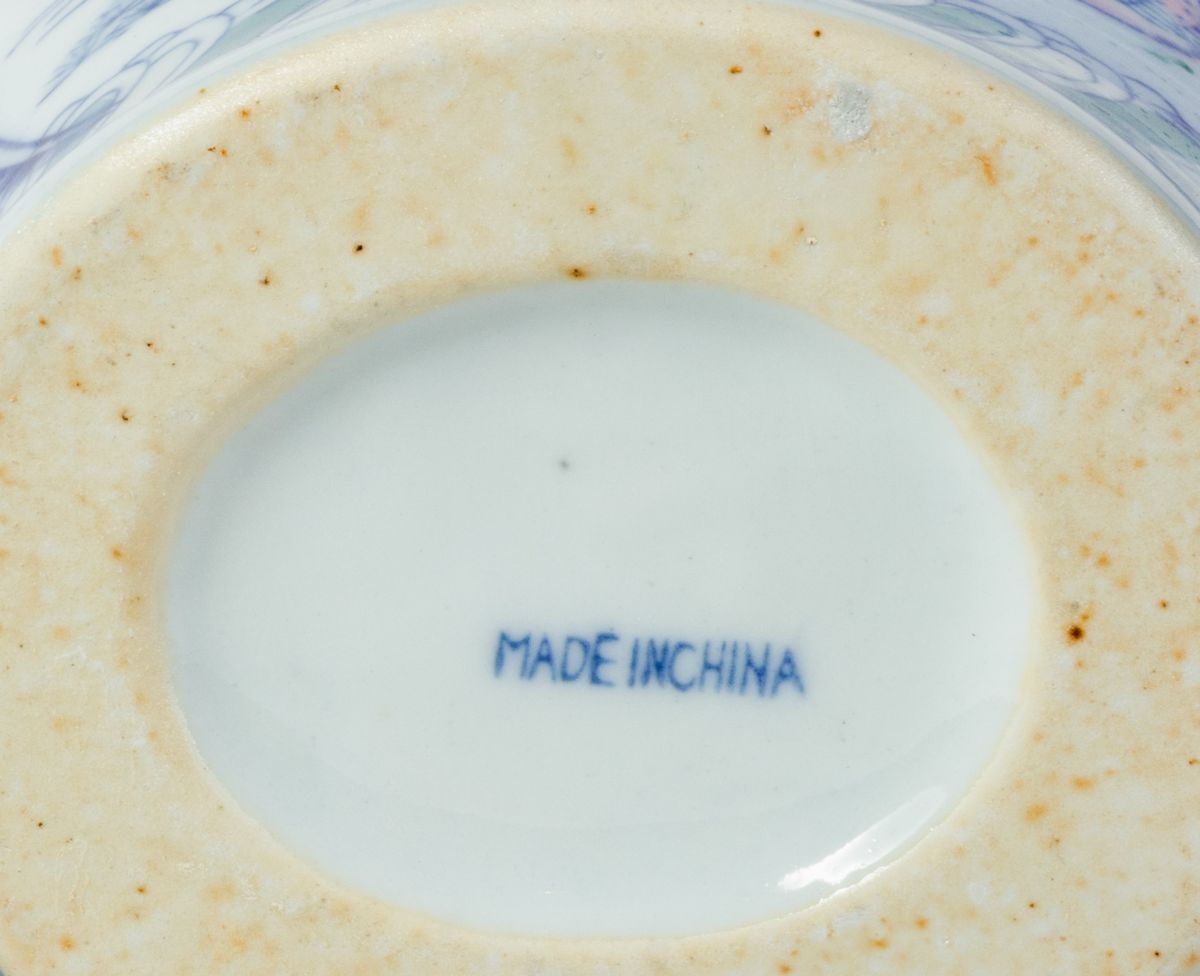 Cinque vasi in porcellana policroma, Cina, secolo XX