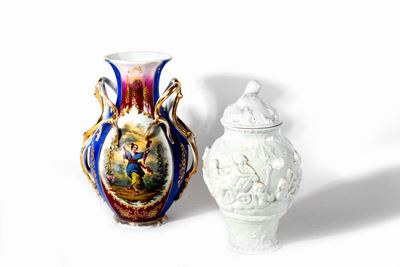Vasi in porcellana, uno bianco con marchio Ginori e uno policromo, fine secolo XIX