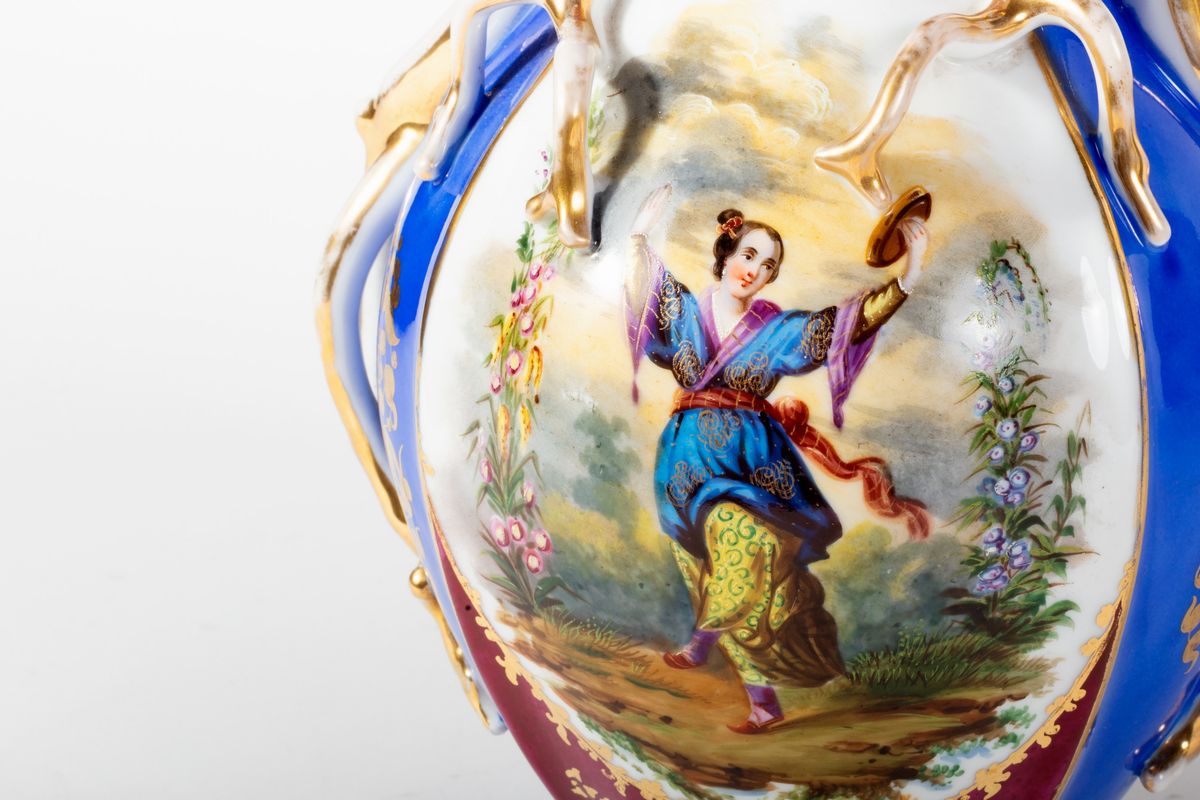 Vasi in porcellana, uno bianco con marchio Ginori e uno policromo, fine secolo XIX