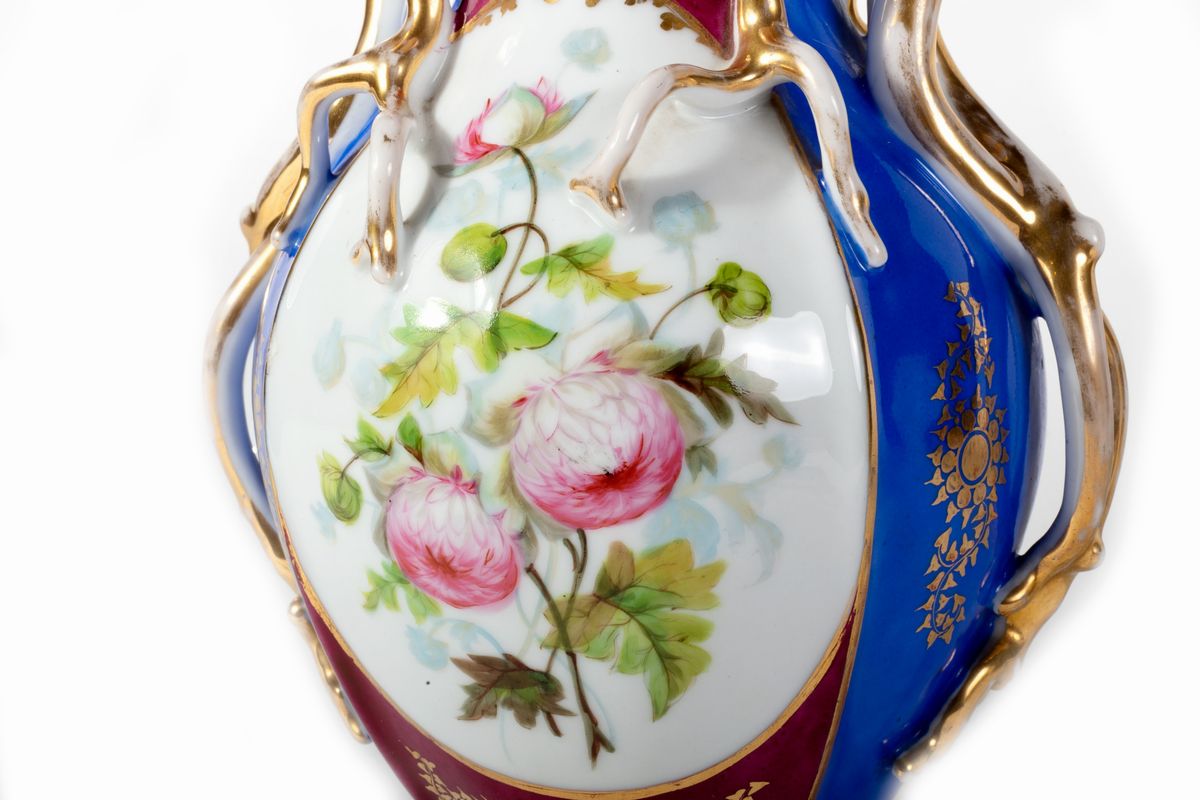 Vasi in porcellana, uno bianco con marchio Ginori e uno policromo, fine secolo XIX