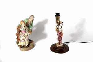 Lotto composto da gruppo in porcellana policroma raffigurante scena di corteggiamento; e pescatore orientale montato a lume, fine secolo XIX - inizi secolo XX