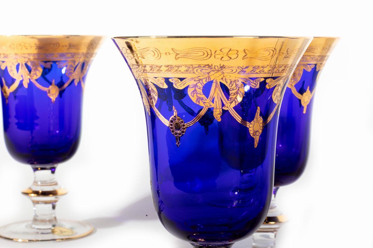 Servizio da sei bicchieri in vetro blu e oro, secolo XX