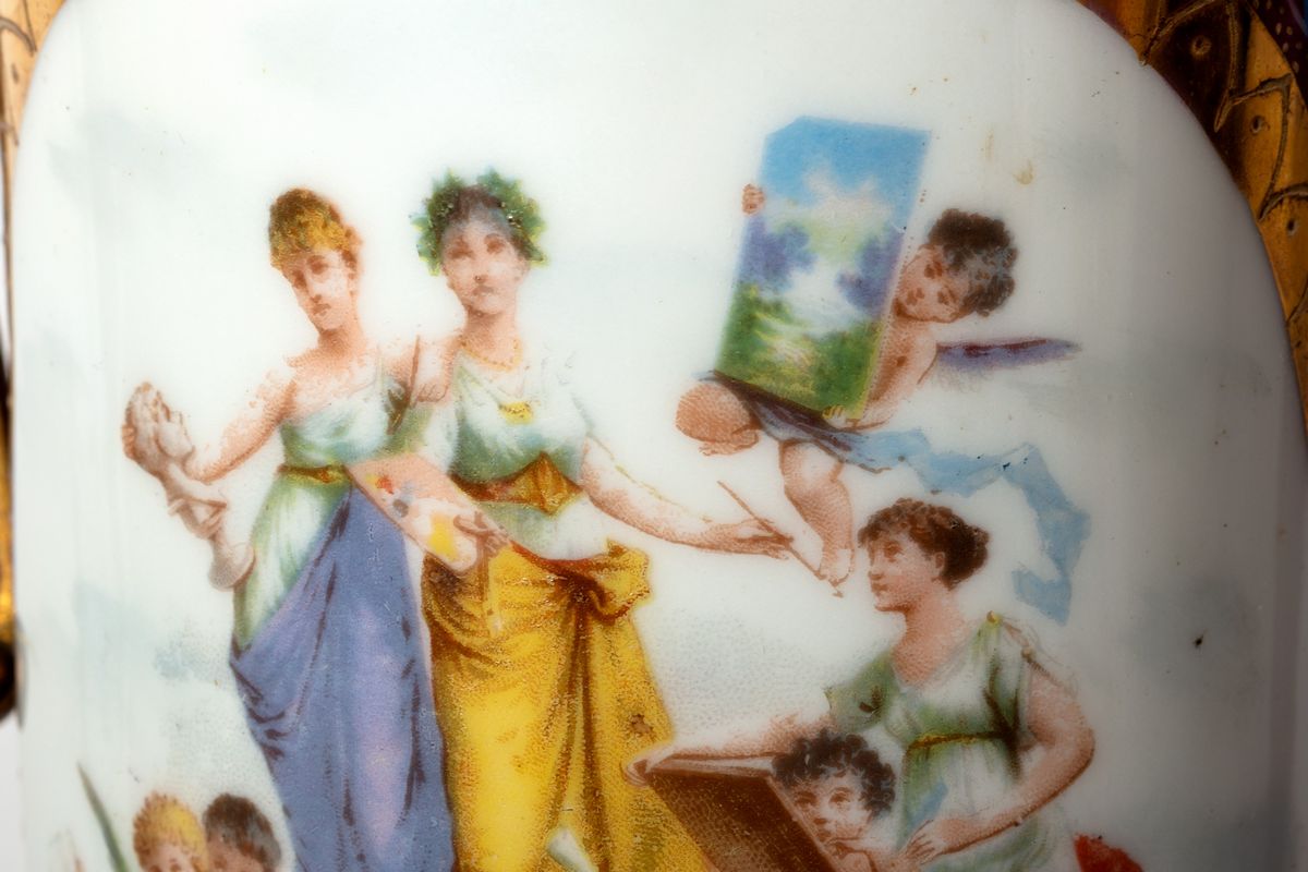 Coppia di vasi in porcellana policroma con applicazioni in bronzo, inizi secolo XX
