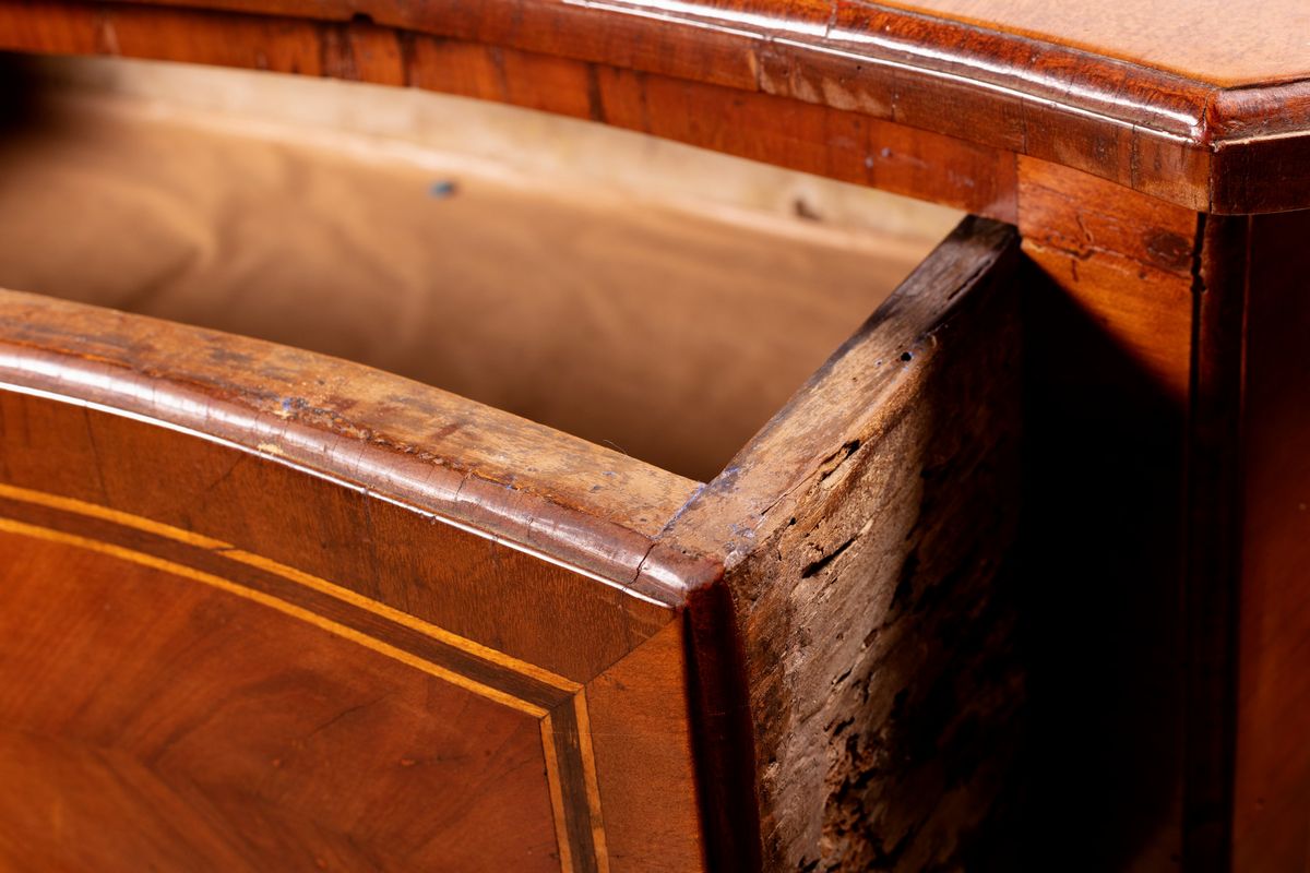 Comode in legno intarsiato con fronte mosso e due cassetti