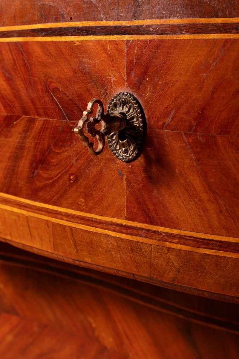 Comode in legno intarsiato con fronte mosso e due cassetti