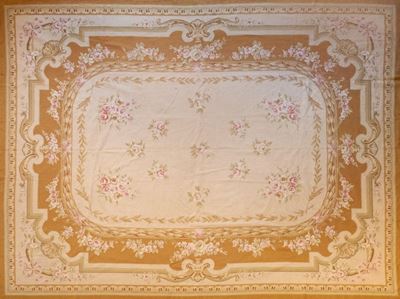 Tappeto Aubusson, secolo XX, lana beige e senape con decoro floreale