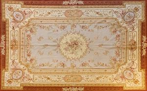 Tappeto Aubusson, in lana color celeste e beige, con decoro floreale e bordi bordeaux, secolo XX