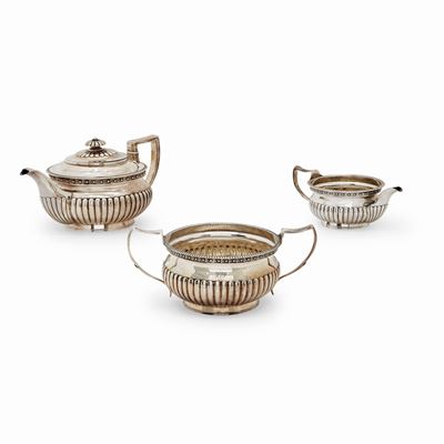 Servizio da caffè, Inghilterra, XIX secolo, composto da caffettiera, lattiera e zuccheriera