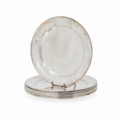 Dodici sottopiatti in argento, Italia, XX secolo, forma circolare, peso 5,990 kg, diametro 31 cm