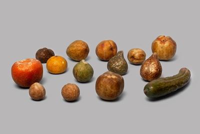Lotto di 26 frutti in marmo dipinto, secolo XIX