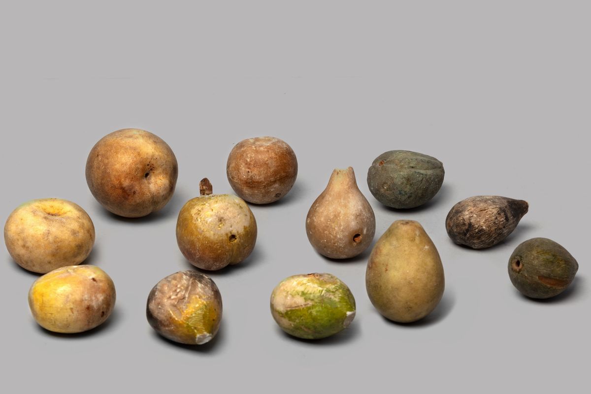 Lotto di 26 frutti in marmo dipinto, secolo XIX