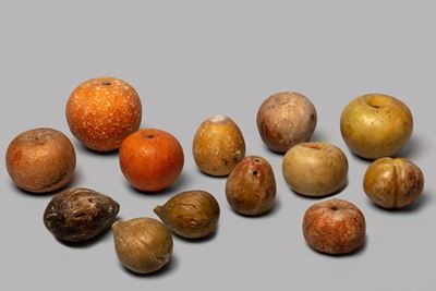 Lotto di 27 frutti in marmo dipinto, XIX secolo