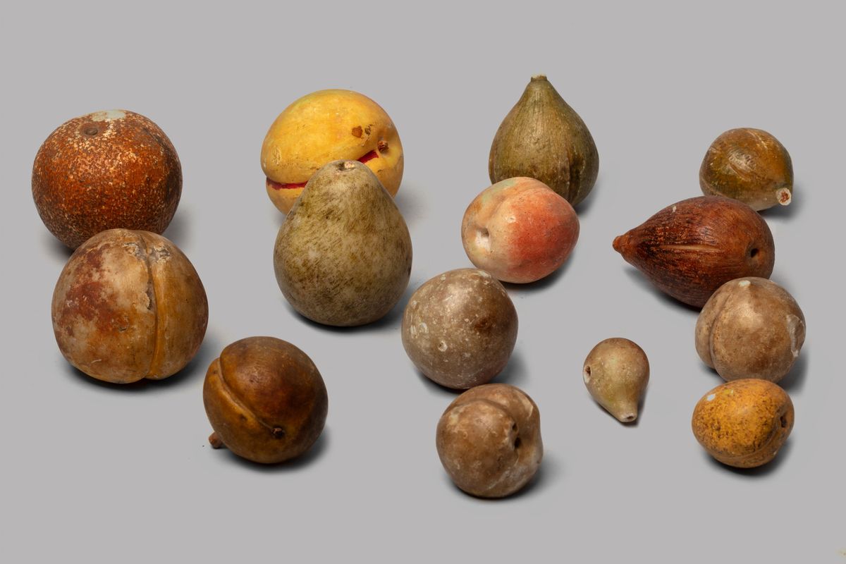 Lotto di 27 frutti in marmo dipinto, XIX secolo