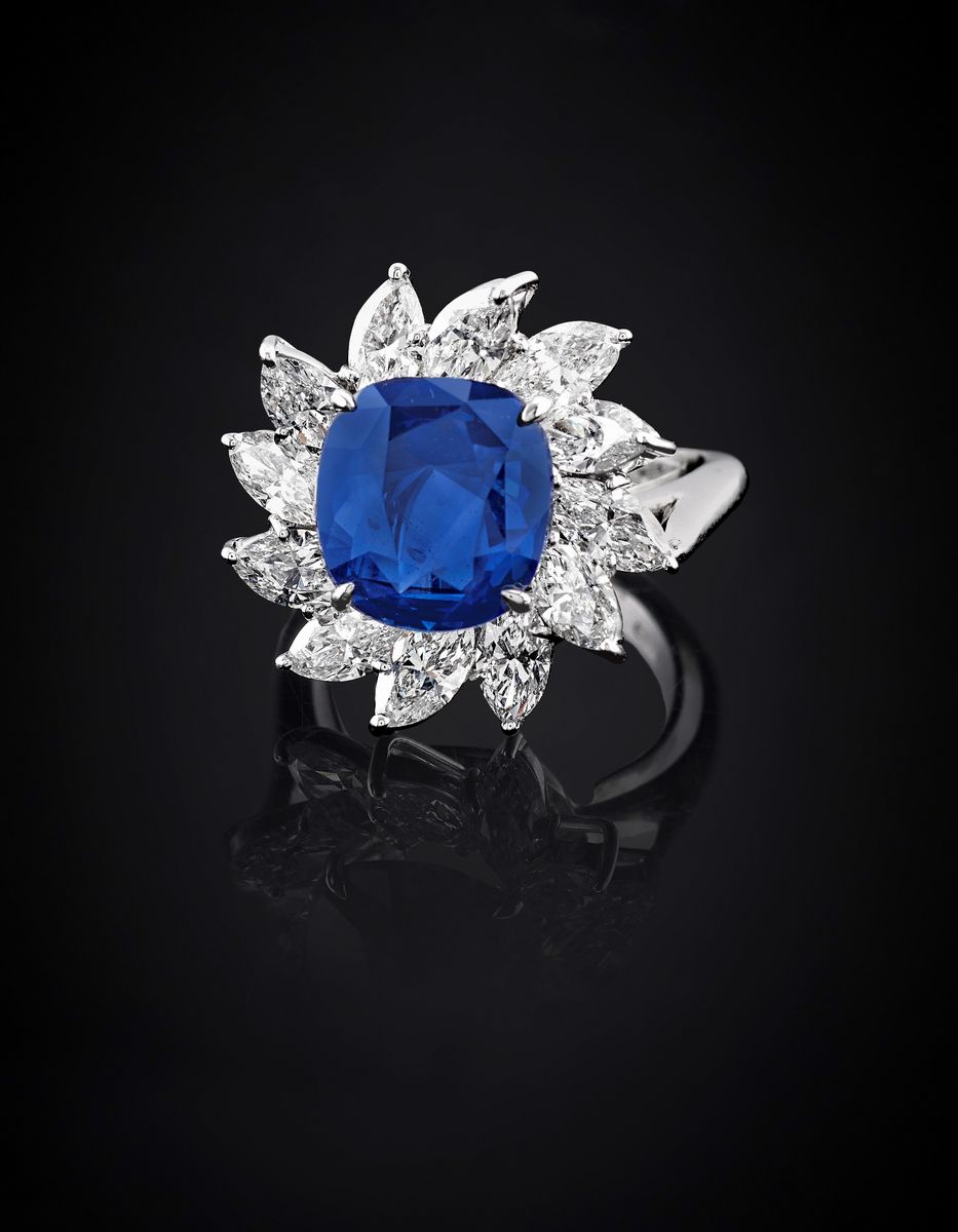 Importante Anello con Zaffiro e Diamanti