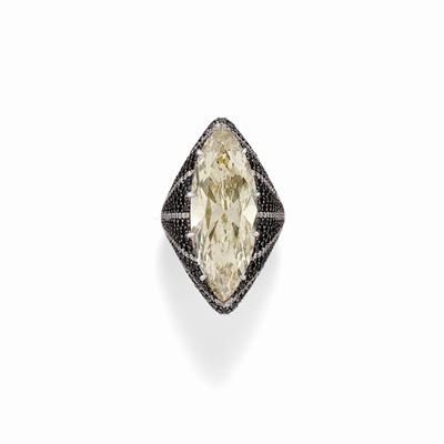 Importante Anello con Diamante Fancy Color