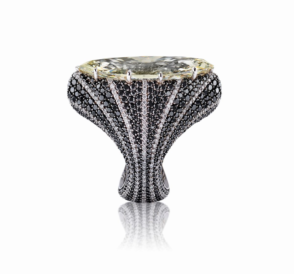 Importante Anello con Diamante Fancy Color