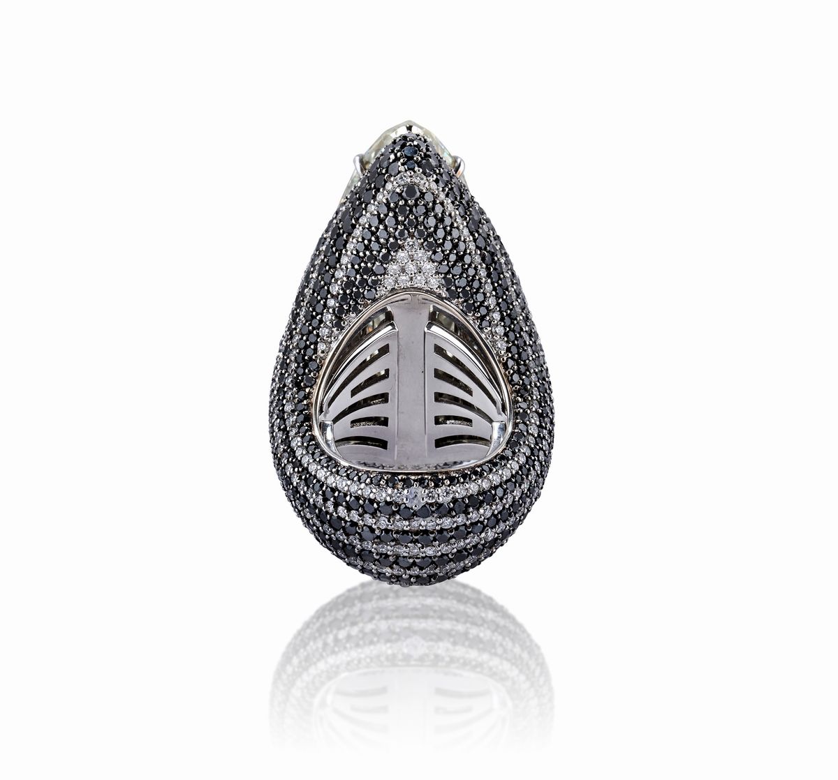 Importante Anello con Diamante Fancy Color