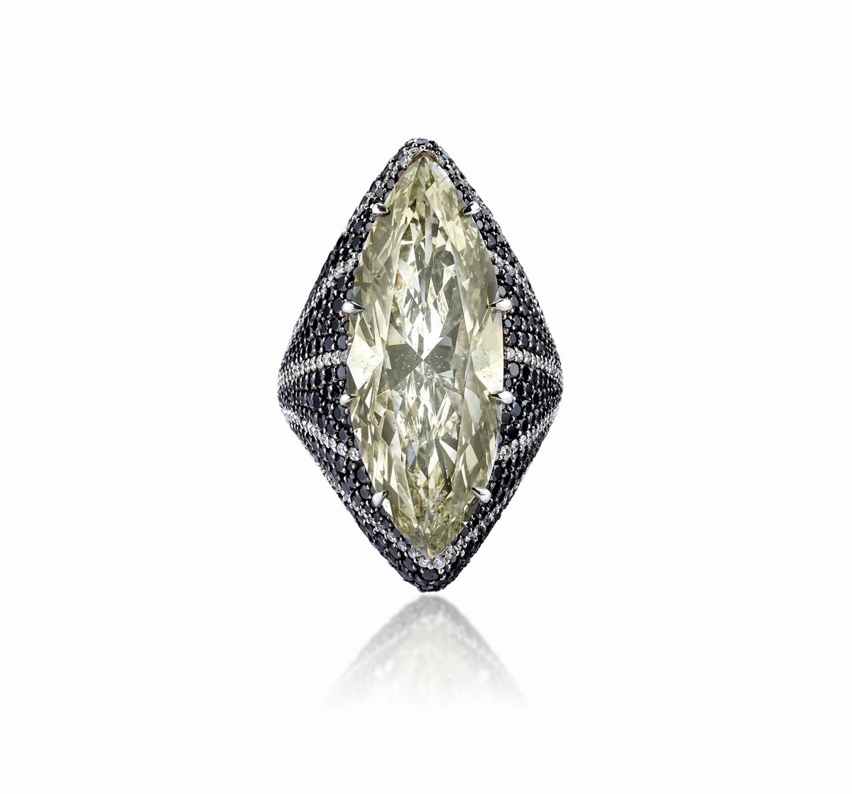Importante Anello con Diamante Fancy Color