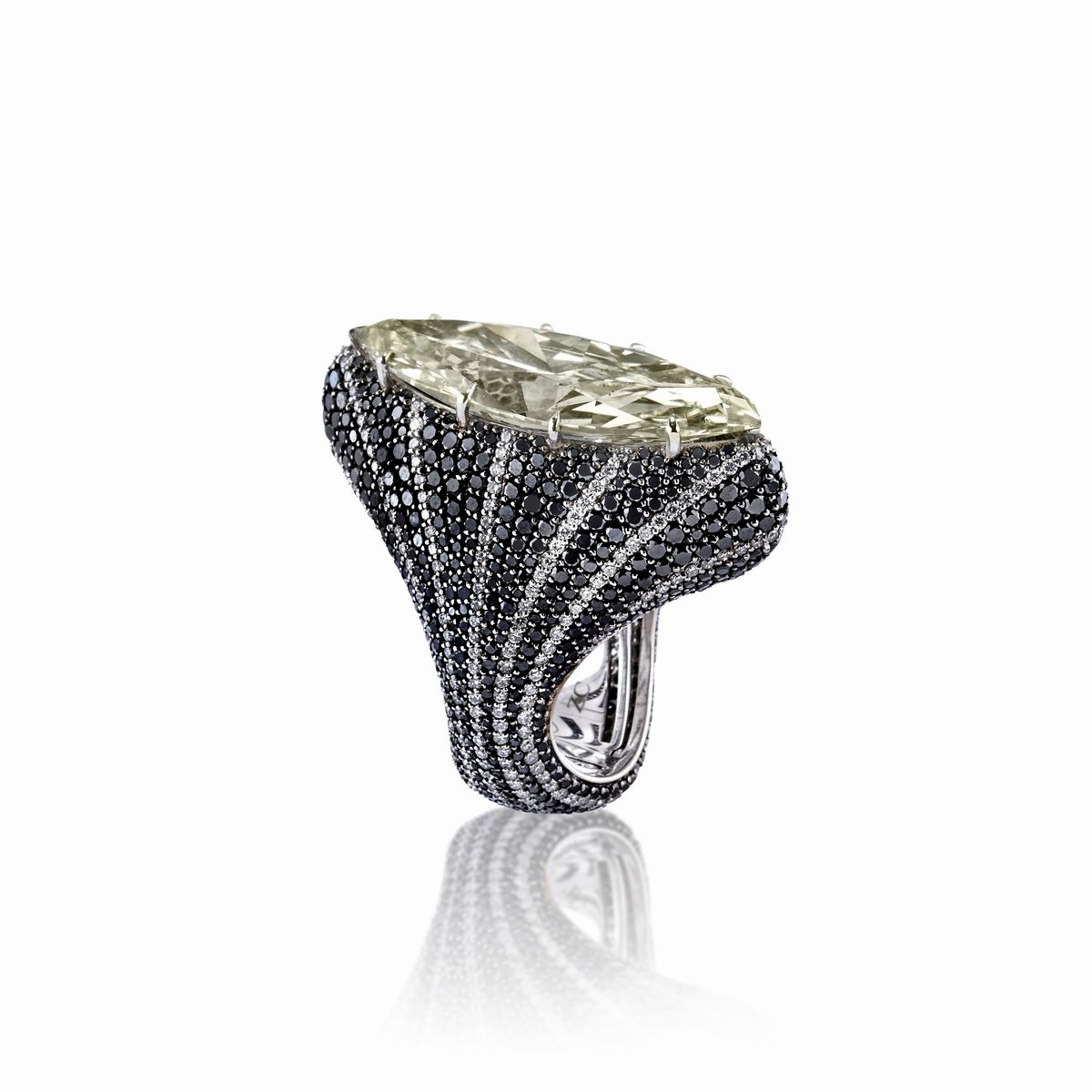 Importante Anello con Diamante Fancy Color