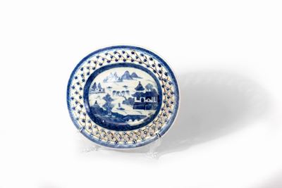 Piatto in porcellana bianca e blu con paesaggio e tesa traforata, Cina, fine XXVIII secolo