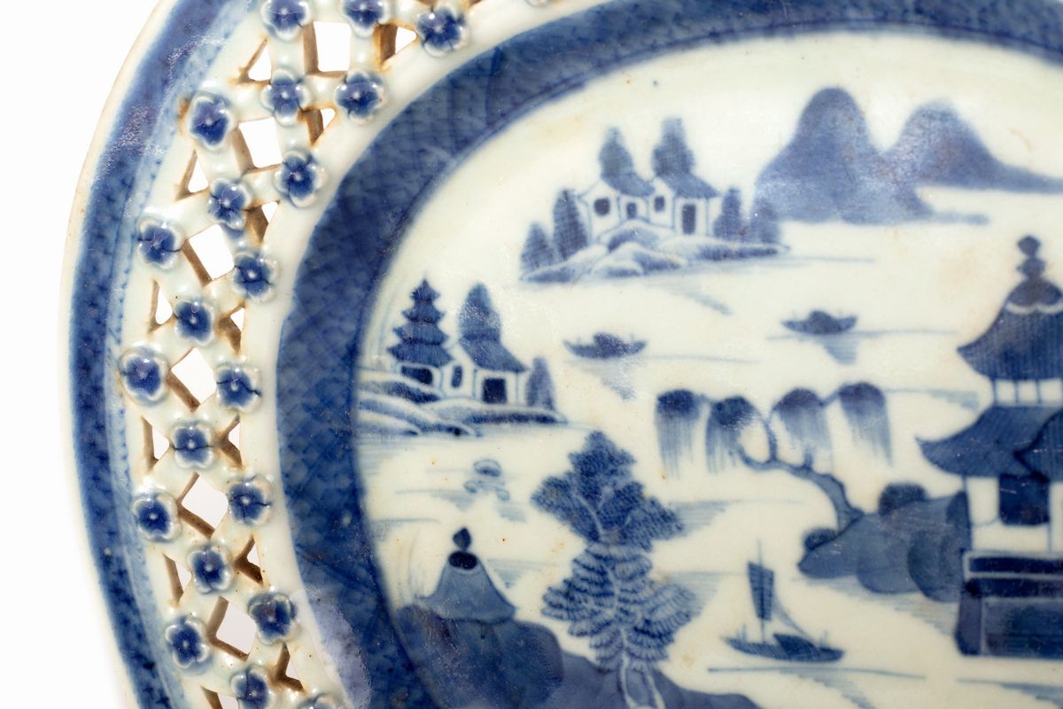 Piatto in porcellana bianca e blu con paesaggio e tesa traforata, Cina, fine XXVIII secolo
