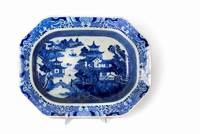 Piatto da portata ottagonale in porcellana bianca e blu con paesaggio e pagode, Cina, dinastia Qi...
