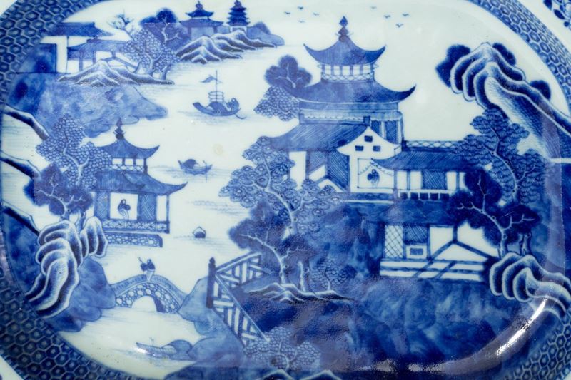 Piatto da portata ottagonale in porcellana bianca e blu con paesaggio e  pagode, Cina dinastia Qing, fine secolo XVIII, Incanti d'Arte / Arte  Orientale