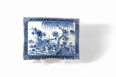 Cina, Formella in porcellana bianca e blu raffigurante giardino fiorito, dinastia Qing, periodo K...