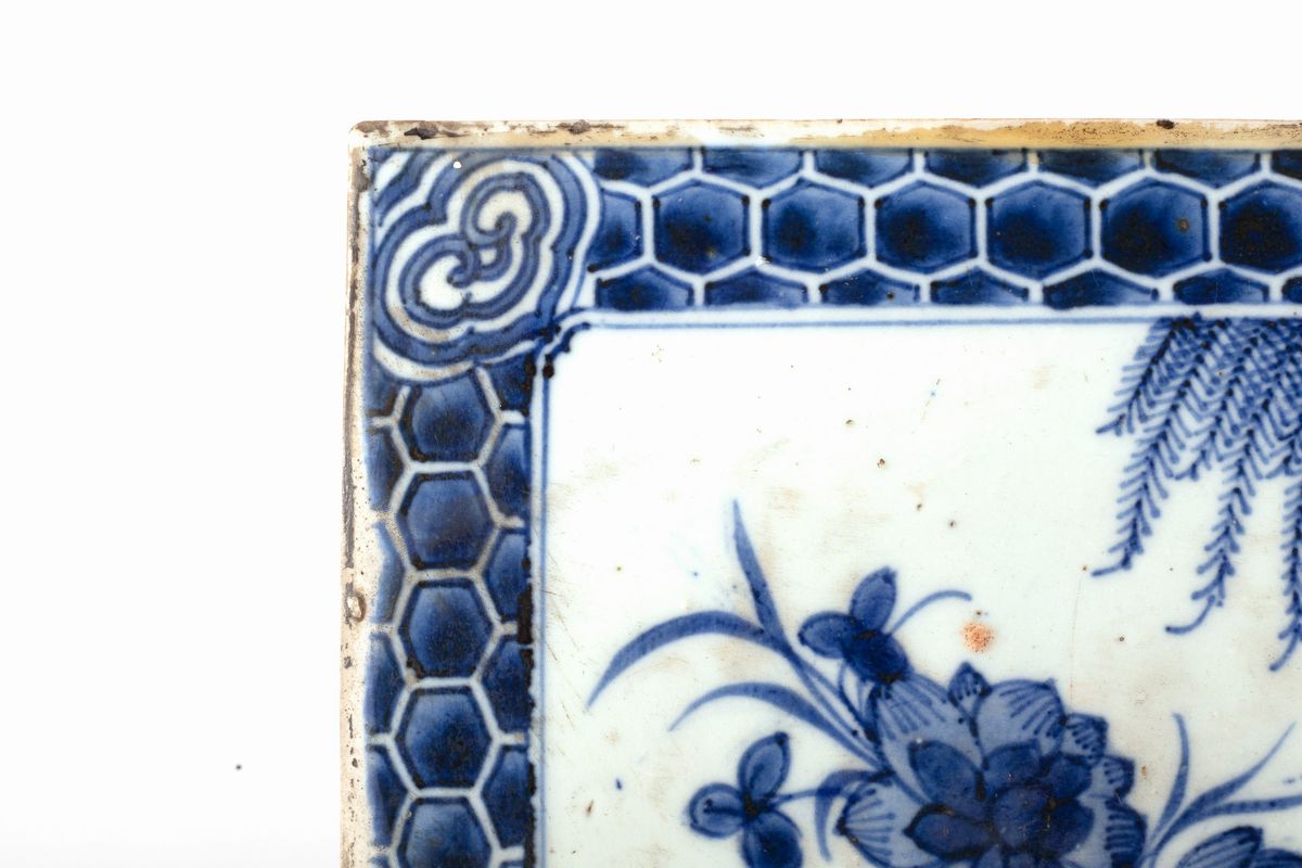 Cina, Formella in porcellana bianca e blu raffigurante giardino fiorito, dinastia Qing, periodo K...
