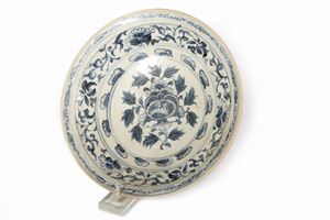Large blue and white porcelain plate decorated with floral motifs, Vietnam 15th-16th centuries