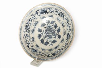 Piatto in porcellana decorato a motivi floreali, Vietnam, secoli XV-XVI