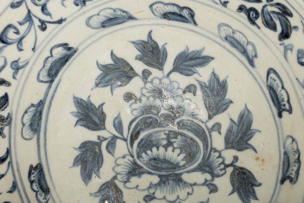 Piatto in porcellana decorato a motivi floreali, Vietnam, secoli XV-XVI