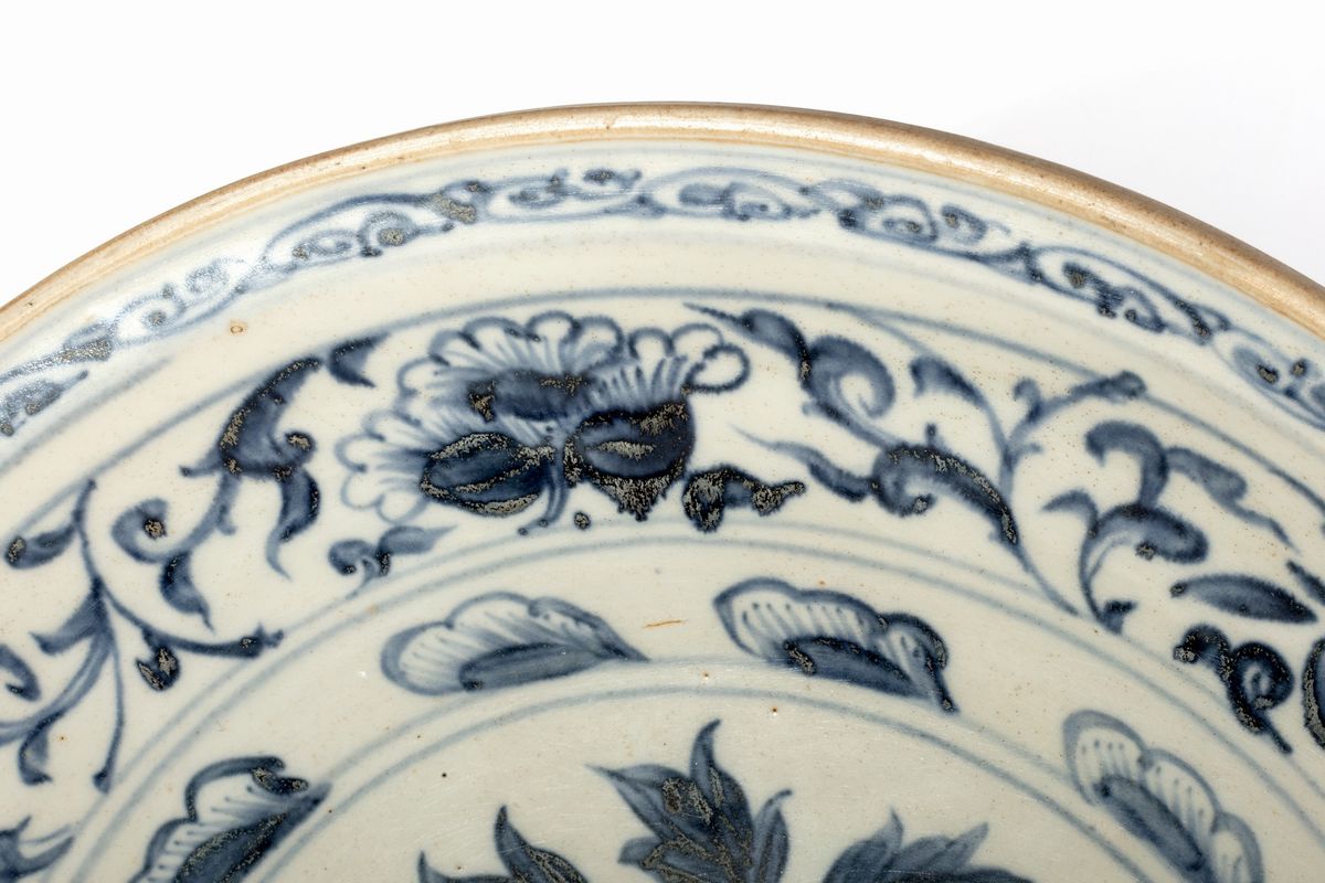 Piatto in porcellana decorato a motivi floreali, Vietnam, secoli XV-XVI