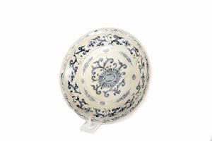 Large blue and white porcelain plate decorated with floral motifs, Vietnam 15th-16th centuries