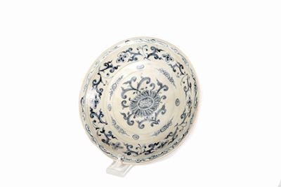 Piatto in porcellana bianca e blu decorato con motivi floreali, Vietnam, secoli XV-XVI