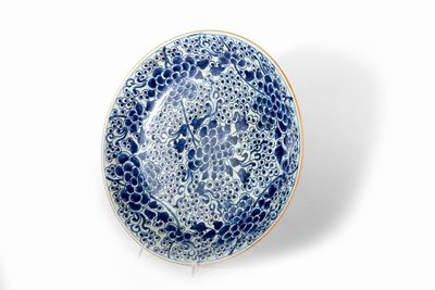 Cina, Grande piatto in porcellana bianca e blu a motivi floreali, Dinastia Qing, Periodo Kangxi
