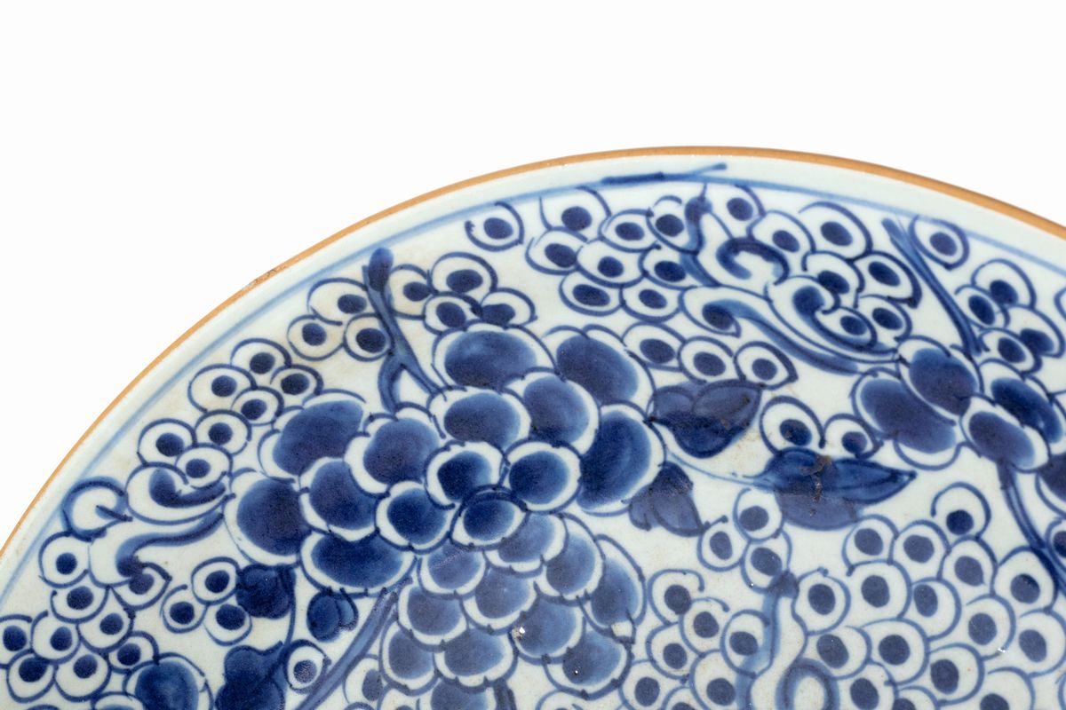 Cina, Grande piatto in porcellana bianca e blu a motivi floreali, Dinastia Qing, Periodo Kangxi