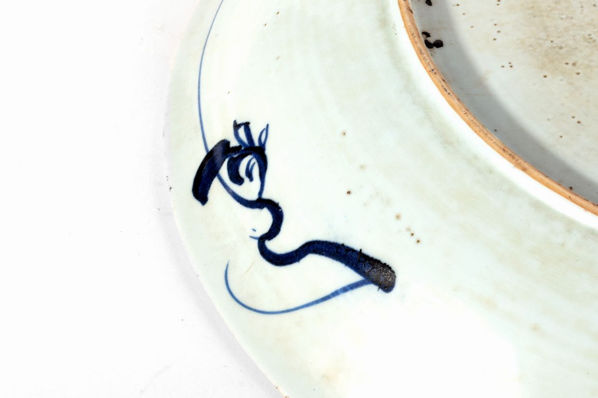 Cina, Grande piatto in porcellana bianca e blu a motivi floreali, Dinastia Qing, Periodo Kangxi