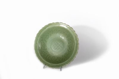 Piatto Longquan Celadon, Cina, Dinastia Ming, con bordo polilobato e decorazioni a quattro ordini